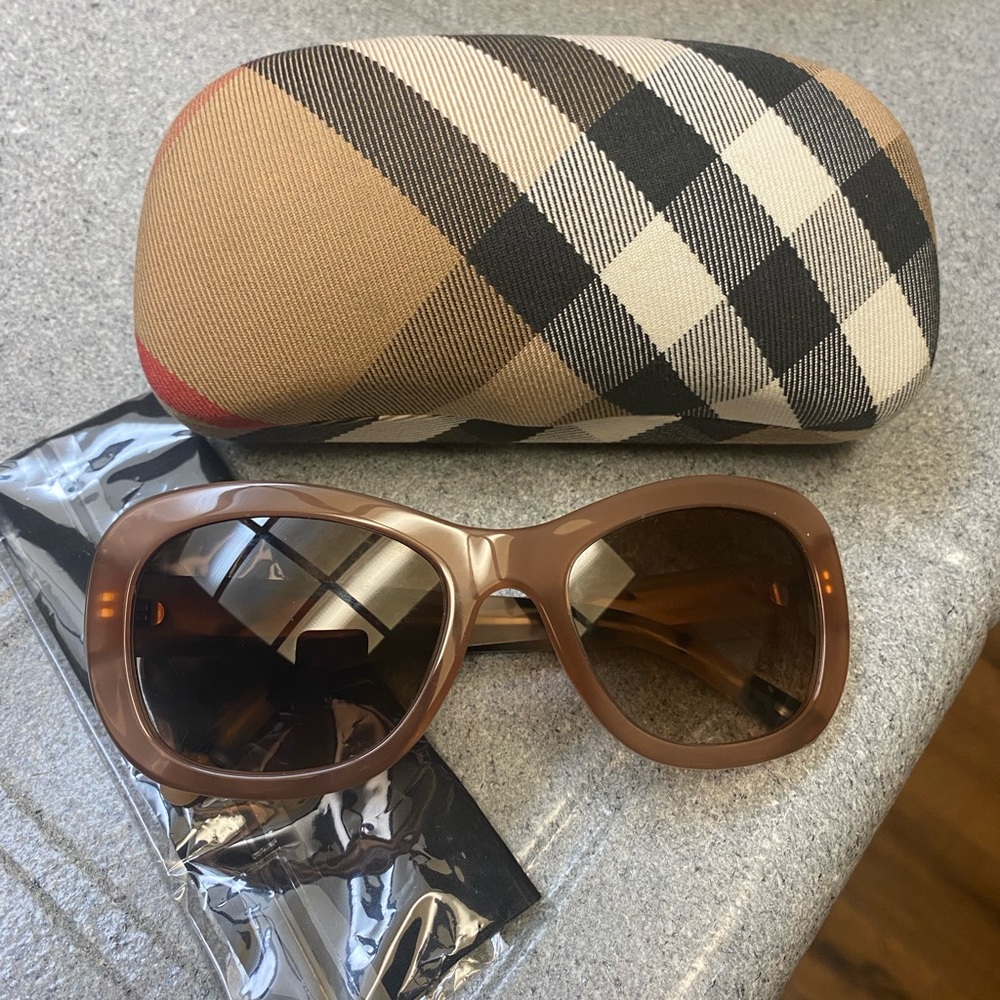 Burberry sunglasses w/case & new cloth - wore once. Like new